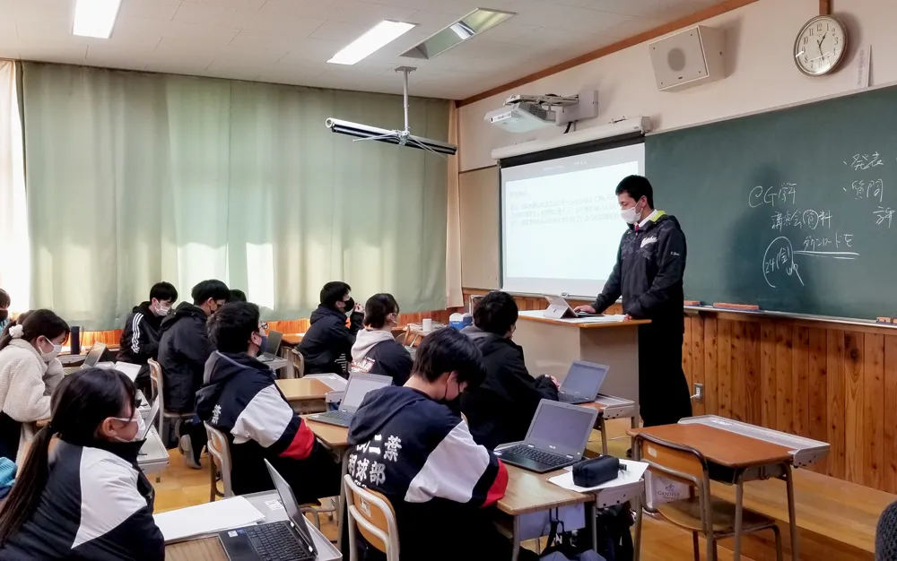 タブレットで学習する生徒たち