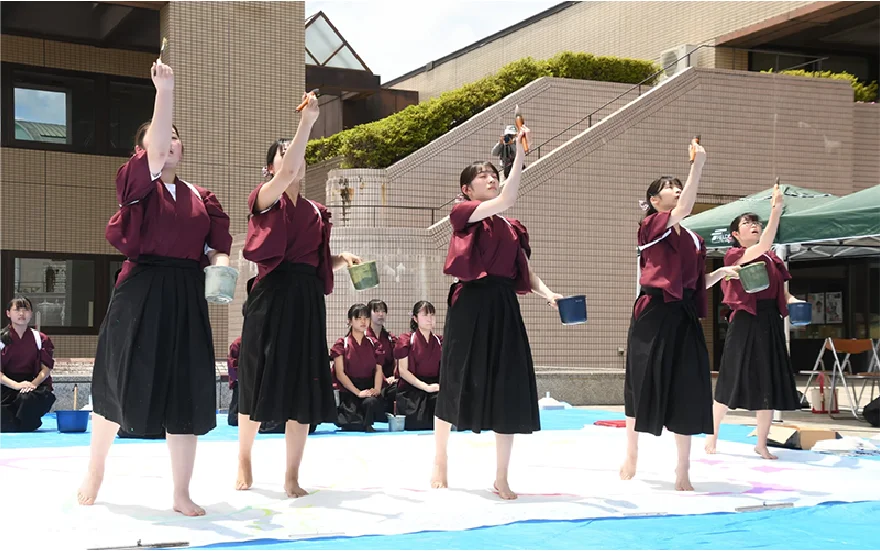 タブレットで学習する生徒たち