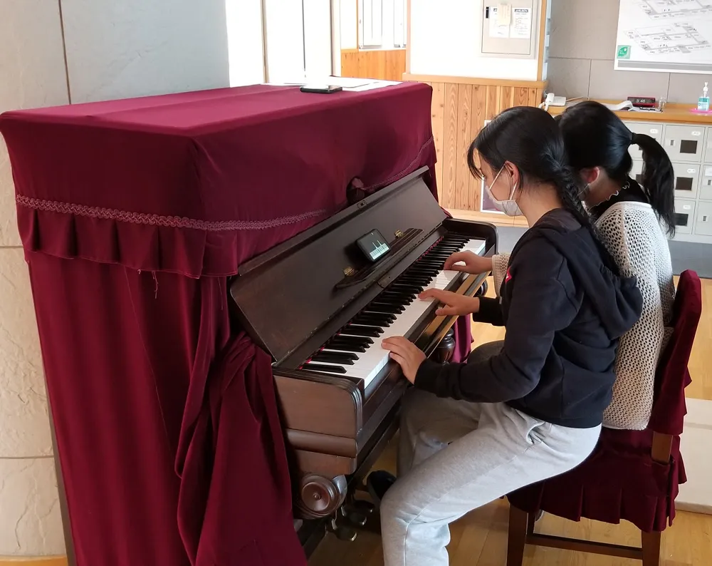 ピアノを弾く生徒