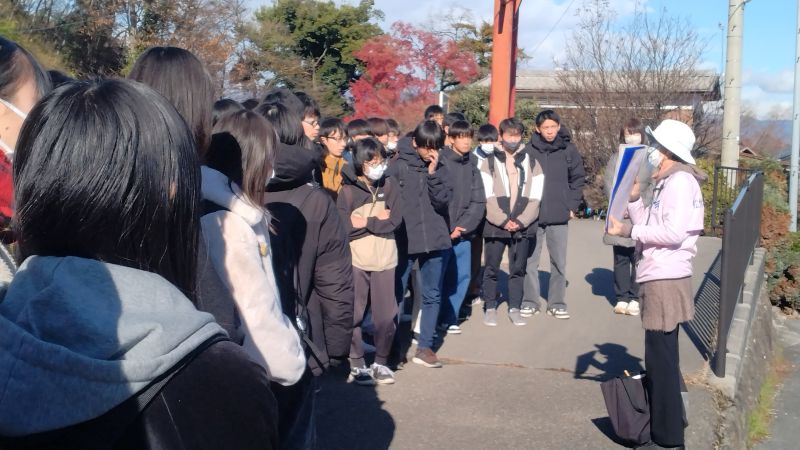 "諏訪二葉高等学校 学校生活 校外学習で説明を受ける生徒たちの様子"