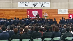 "諏訪二葉高等学校 入学式 会場に集まる生徒と保護者の様子"