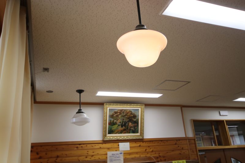 二葉高等学校 絵が飾ってある図書館の天井