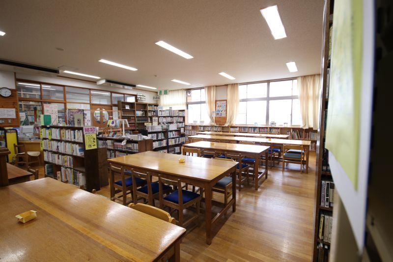 二葉高等学校 本棚が並ぶ図書館
