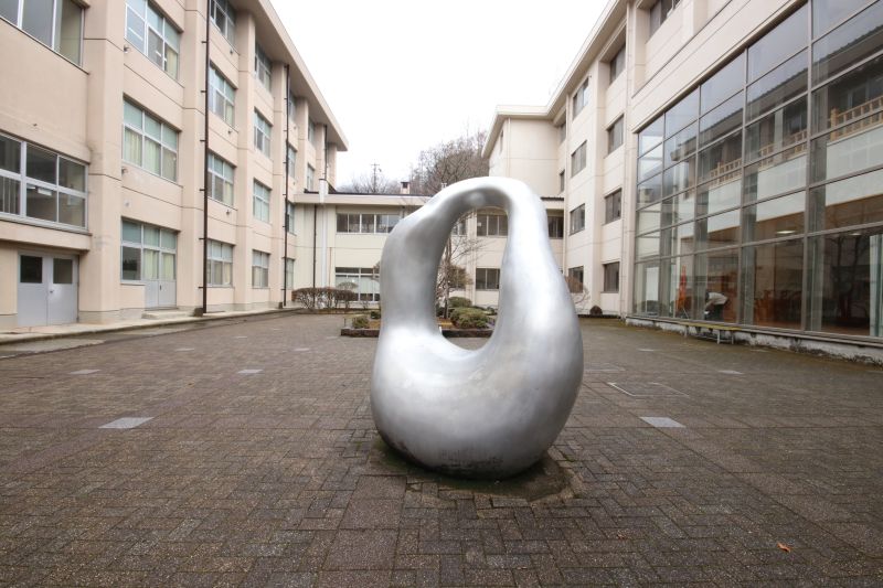 二葉高等学校　モニュメント「揺籃」