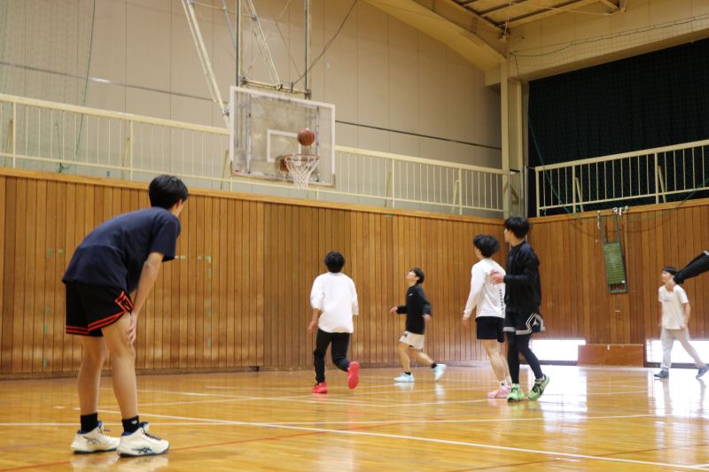 "諏訪二葉高等学校 部活動 体育館でのバスケットボール練習試合"