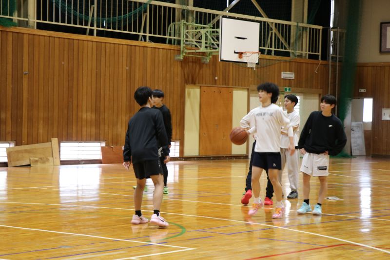 "諏訪二葉高等学校 部活動 バスケットボールのチーム練習の様子"