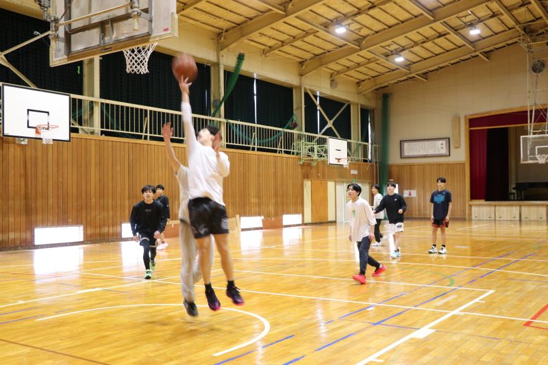 "諏訪二葉高等学校 部活動 体育館でのバスケットボール練習"