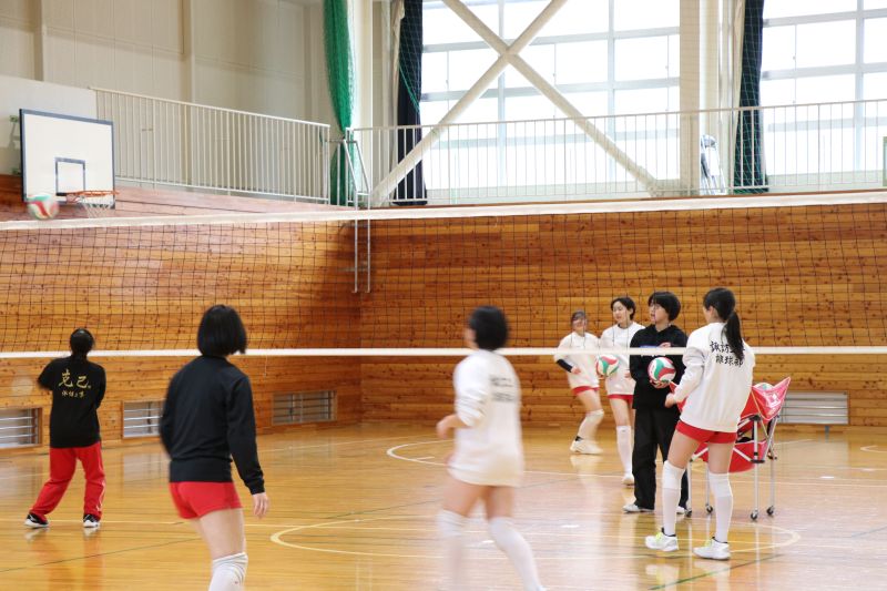 "諏訪二葉高等学校 部活動 体育館での球技練習の様子"