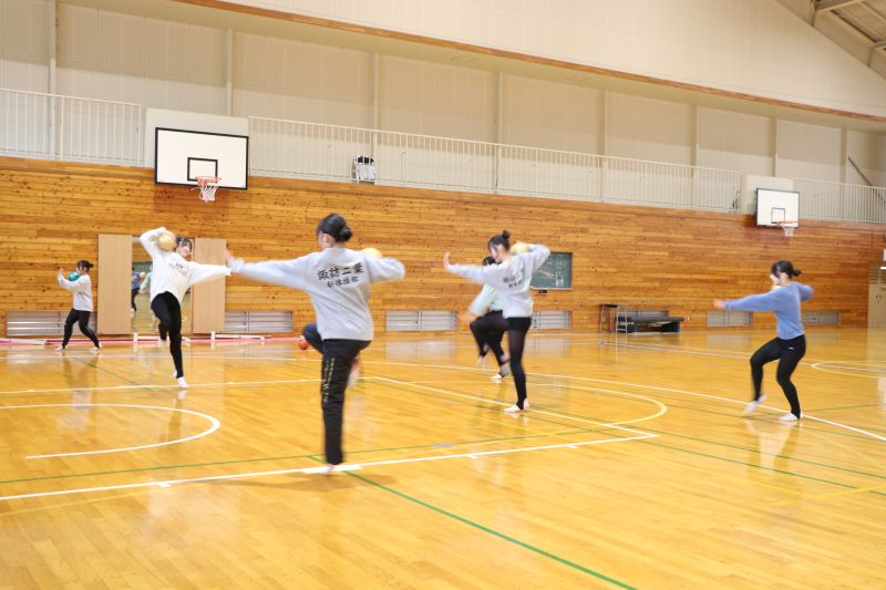 "諏訪二葉高等学校 部活動 ダンス練習に取り組む生徒たち"