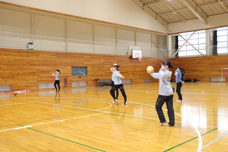 "諏訪二葉高等学校 部活動 体育館での球技トレーニングの様子"