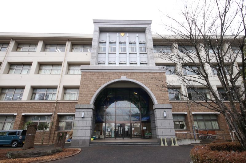 "諏訪二葉高等学校 校舎正面の外観 学校施設の様子"