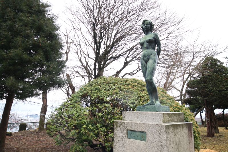 二葉高等学校　裸婦像