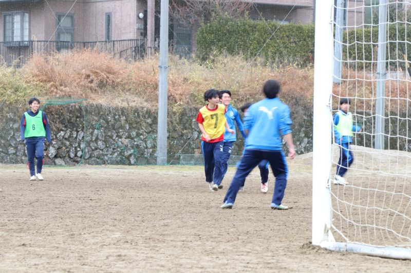 "諏訪二葉高等学校 部活動 サッカー部の練習試合の様子"