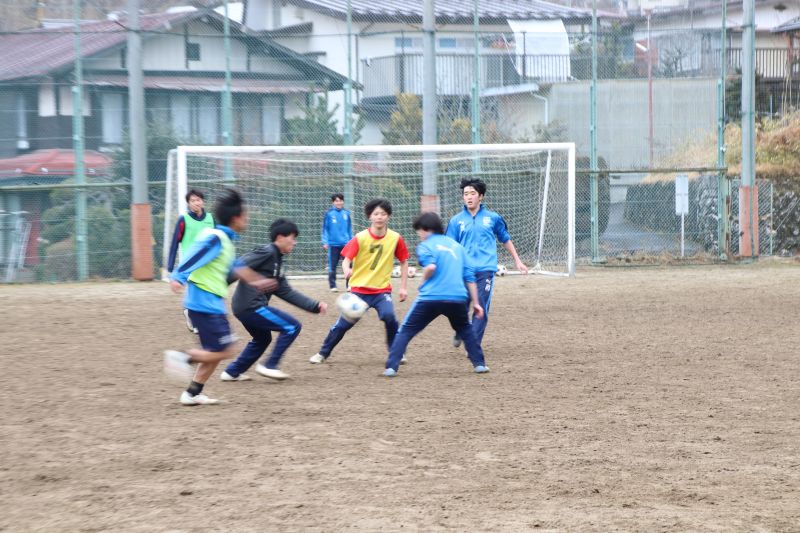 "諏訪二葉高等学校 部活動 グラウンドでのサッカー練習風景"