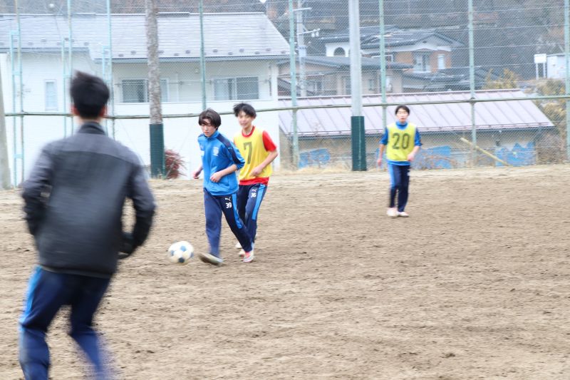 "諏訪二葉高等学校 部活動 屋外でのサッカー練習の様子"