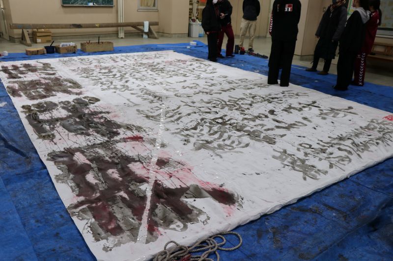 "諏訪二葉高等学校 部活動 書道部の共同制作による作品づくり"