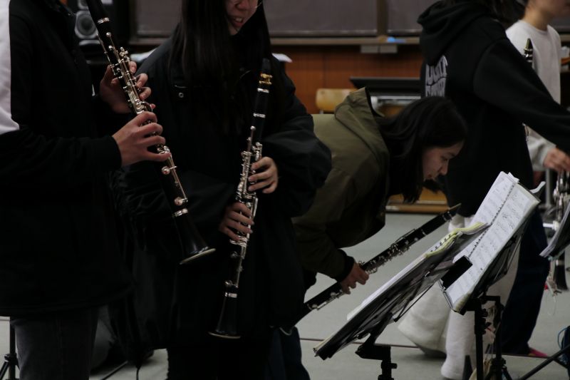"諏訪二葉高等学校 部活動 吹奏楽部の演奏練習の様子"
