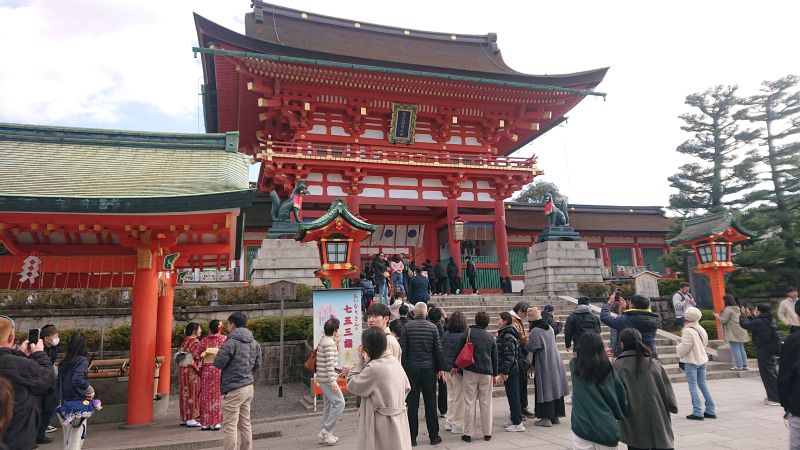 "諏訪二葉高等学校 入学式の様子 体育館での式典風景"