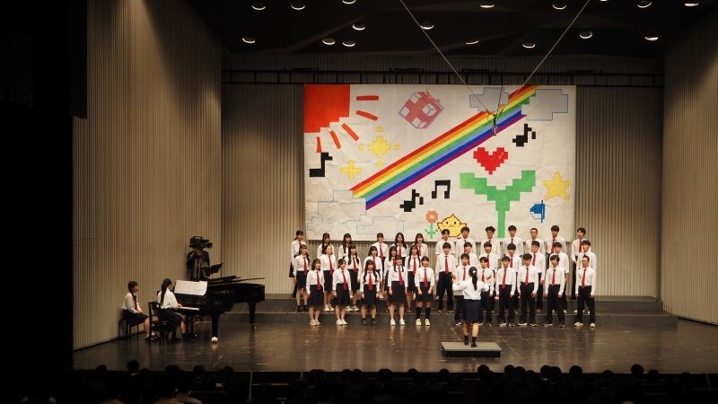 "諏訪二葉高等学校 学校生活 文化発表会での合唱ステージ"