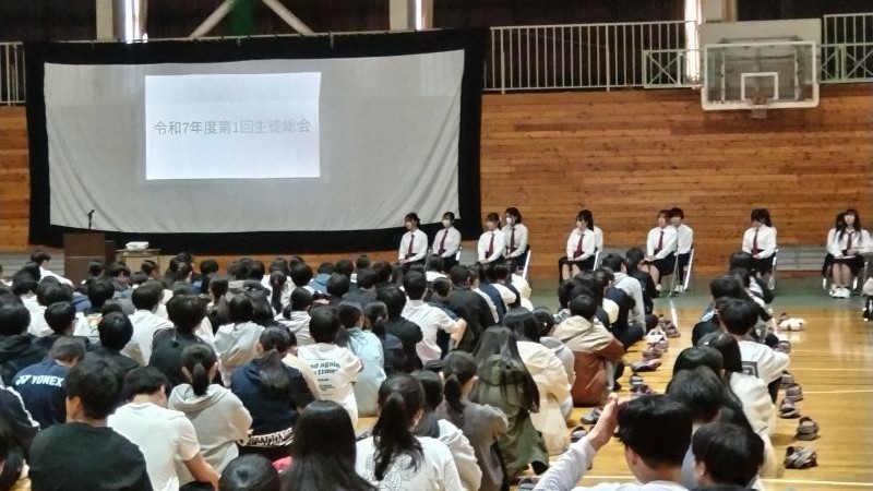 "諏訪二葉高等学校 学校生活 体育館で行われる全校集会の様子"
