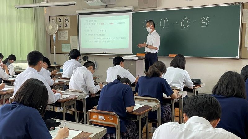 "諏訪二葉高等学校 学校生活 教室での授業風景 教師の説明と生徒の学習"