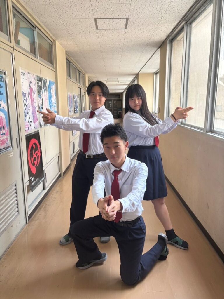 "諏訪二葉高等学校 標準服を着た生徒たち 校内での様子"