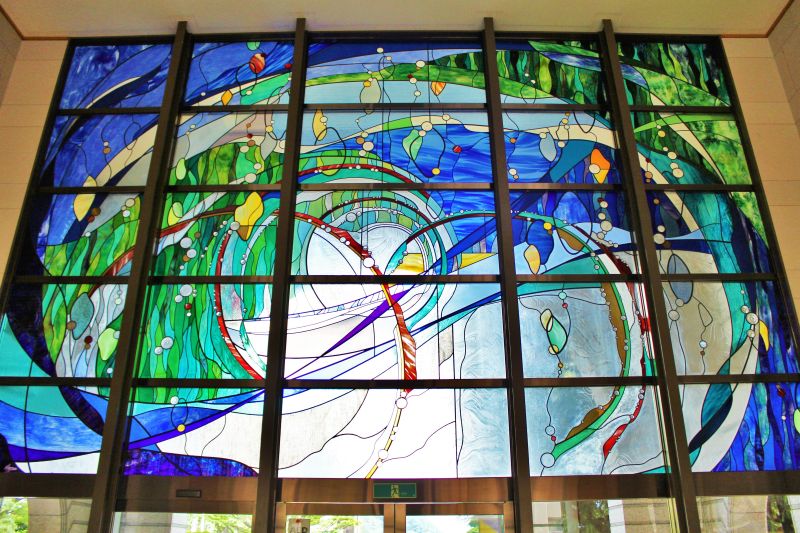 二葉高等学校　ステンドグラス「飛翔」